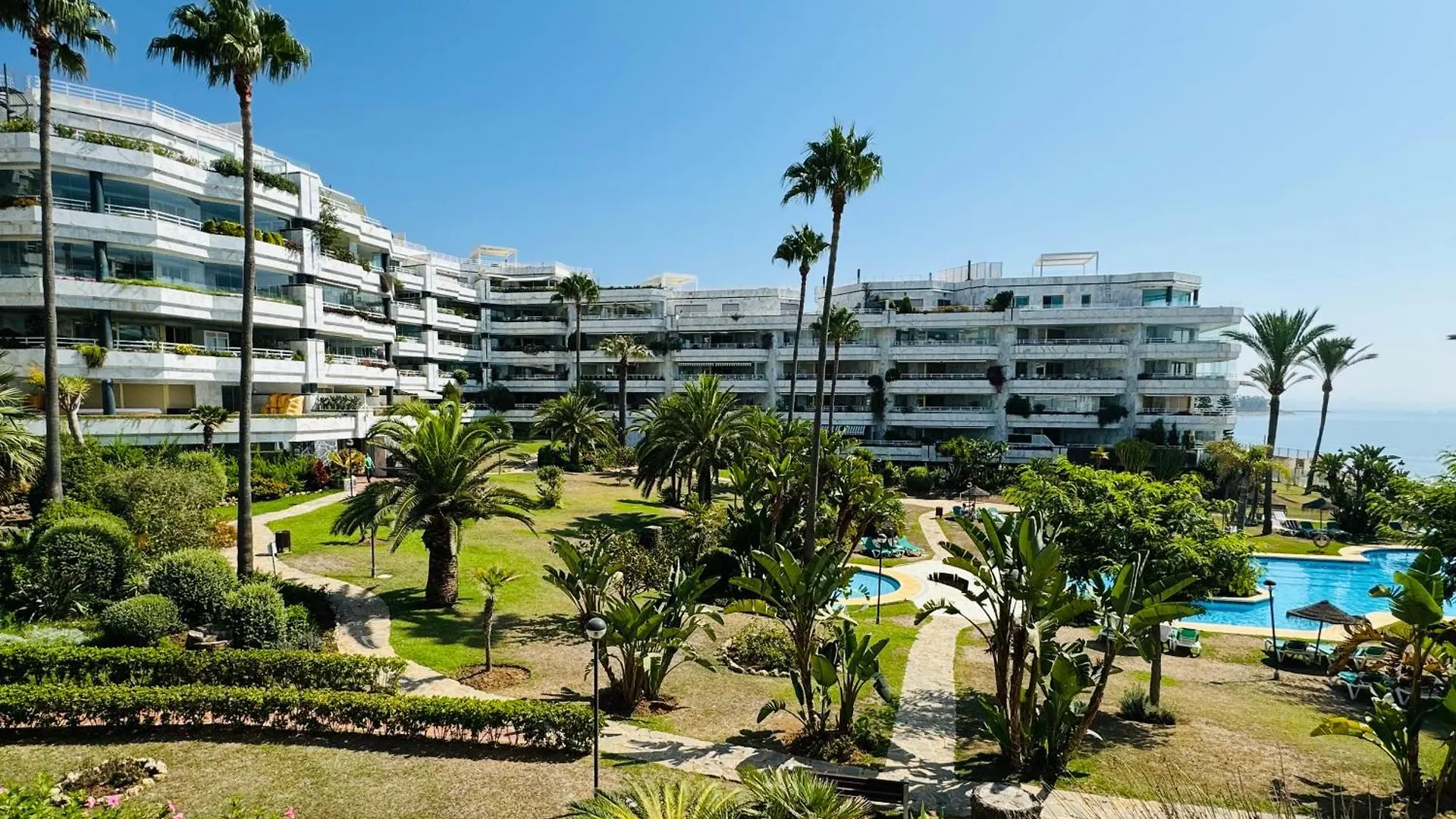 2 Dorm 2 Banos En Primera Linea En Playa Esmeralda Marbella