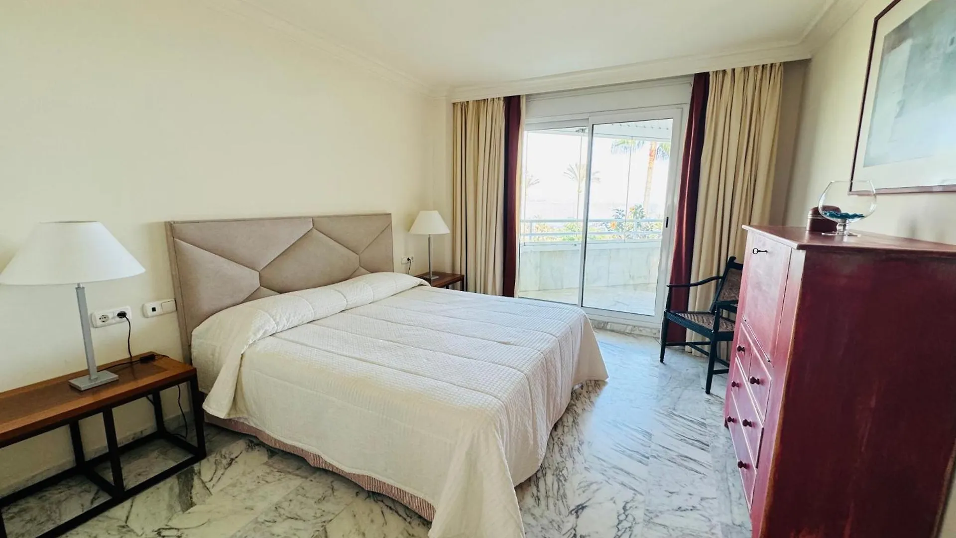 2 Dorm 2 Banos En Primera Linea En Playa Esmeralda Marbella Lejlighed