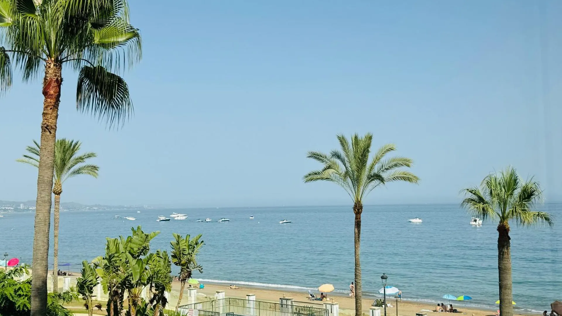 2 Dorm 2 Banos En Primera Linea En Playa Esmeralda Marbella Apartment
