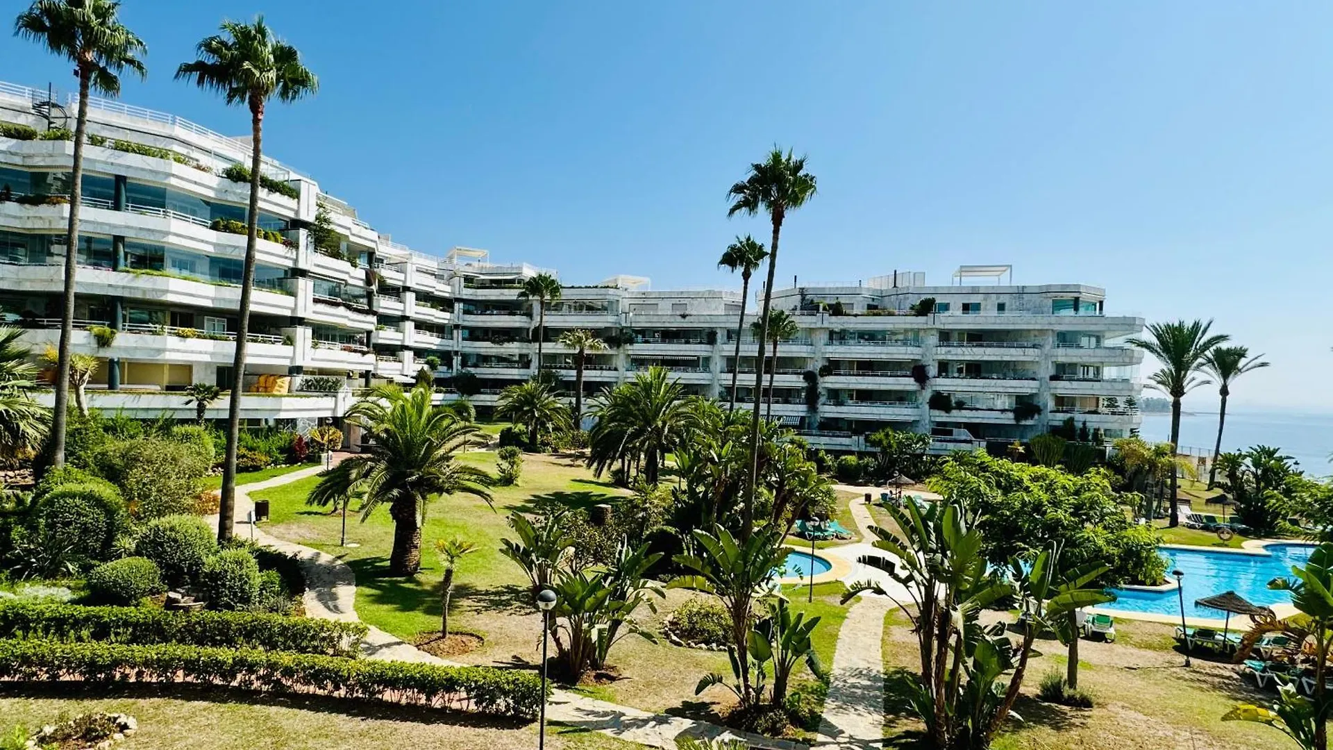 2 Dorm 2 Banos En Primera Linea En Playa Esmeralda Marbella Apartment