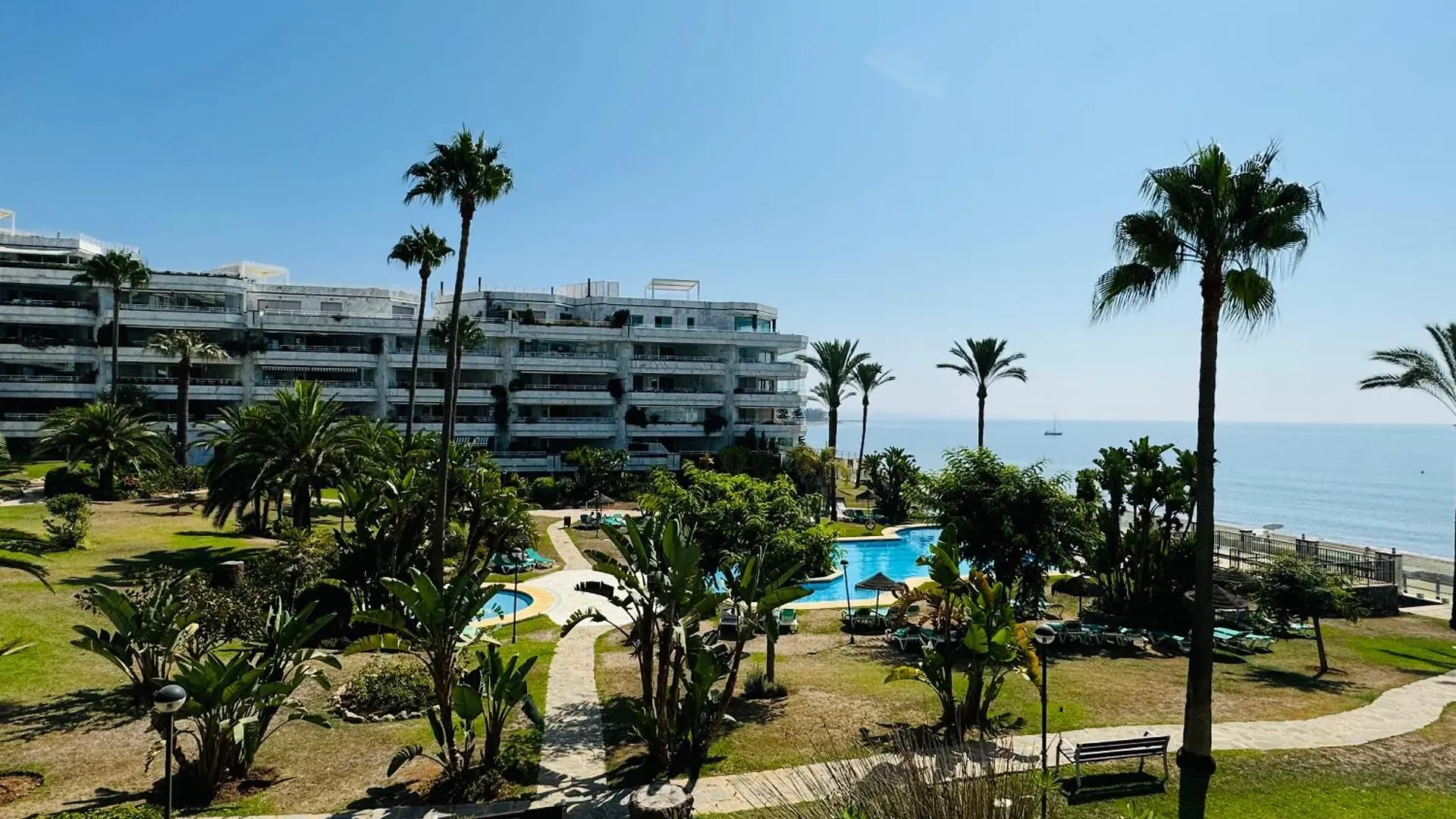 2 Dorm 2 Banos En Primera Linea En Playa Esmeralda Marbella