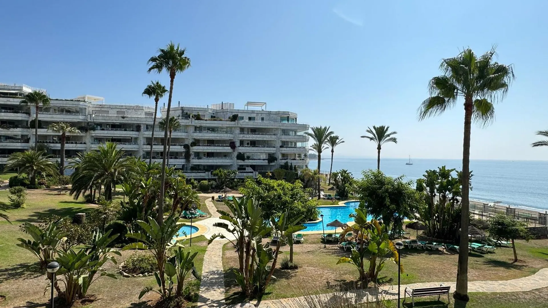 Apartment 2 Dorm 2 Banos En Primera Linea En Playa Esmeralda Marbella