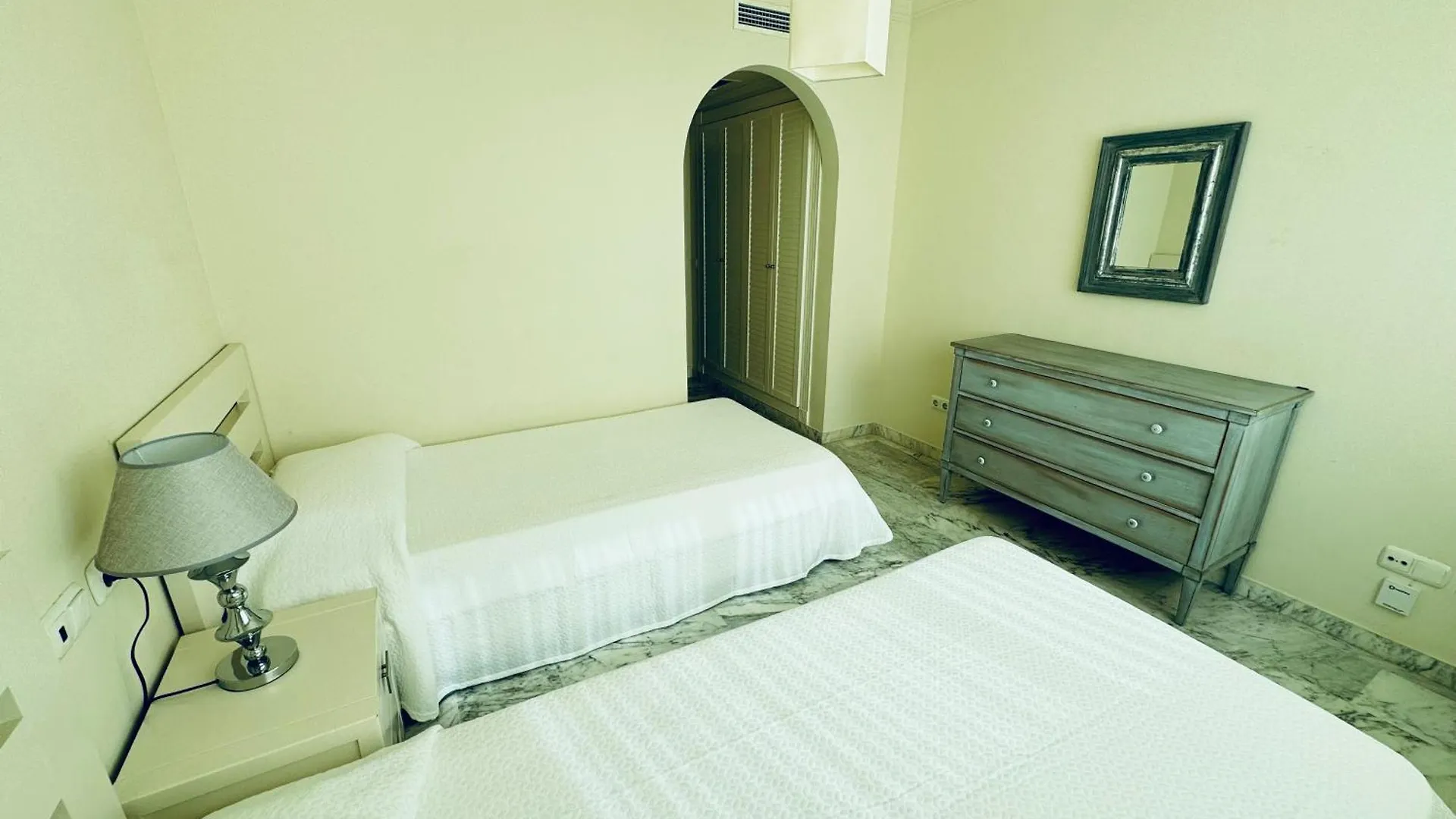 2 Dorm 2 Banos En Primera Linea En Playa Esmeralda Marbella Apartment